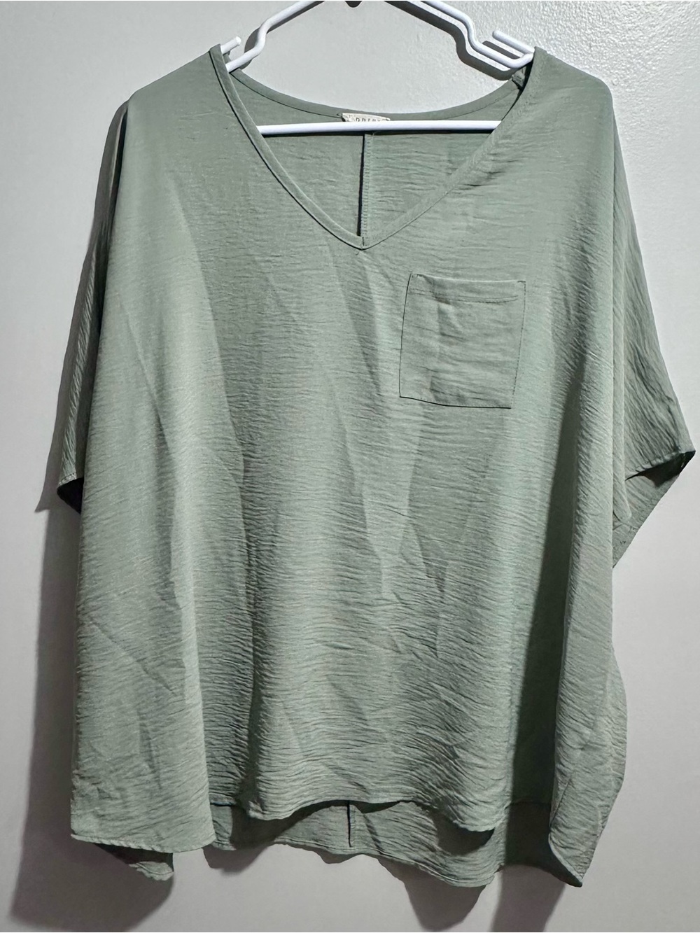Relaxed V-Neck Pocket Oversized Top in Sage Green Size L (744)